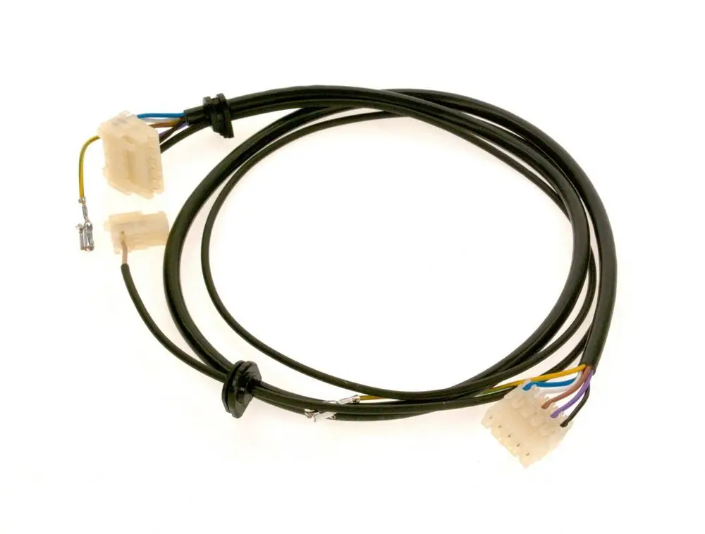 Zwei elektrische Anschlusskabel von Bosch mit mehreren Pins und isolierten Drähten für die Verbindung von Geräten oder Komponenten.